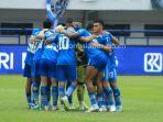 para-pemain-persib-berkumpul-di-tengah-lapangan.jpg