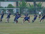 para-pemain-persib-tampak-gembira-dalam-menjalani-latihan-pagi-hari.jpg