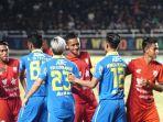 para-pemain-persis-solo-dan-persib-bandung-bersalaman-menjelang-pertandingan.jpg