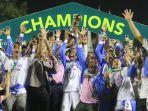 para-pemain-psbs-biak-angkat-trofi-juara-liga-2-202324-usai-kalahkan-semen-padang-fc.jpg