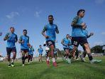 para-pemain-psbs-biak-menggelar-latihan-perdana-di-stadion-samudra-kuta-bali.jpg