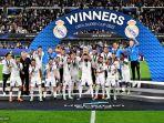 para-pemain-real-madrid-merayakan-dengan-trofi-setelah-pertandingan-sepak-bola-piala-super-uefa.jpg