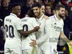 para-pemain-real-madrid-merayakan-gol-pertama-mereka-yang-dicetak-marco-asensio.jpg