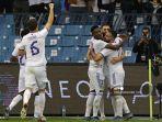 para-pemain-real-madrid-merayakan-setelah-mencetak-gol-selama-pertandingan-sepak-bola.jpg