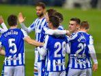 para-pemain-real-sociedad-merayakan-gol-rekan-setimnya-penyerang-spanyol-mikel-oyarzabal.jpg