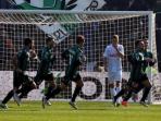 para-pemain-sassuolo-merayakan-gol_20150201_231507.jpg