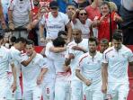 para-pemain-sevilla-merayakan-gol-ke-gawang-barcelona_20151003_232117.jpg