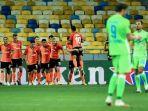 para-pemain-shakhtar-donetsk-merayakan-gol.jpg