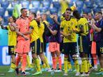 para-pemain-swedia-merayakan-akhir-pertandingan-sepak-bola-grup-e-uefa-euro-2020.jpg