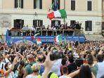 para-pemain-tim-nasional-sepak-bola-italia-berparade-dengan-trofi-uefa-euro-2020.jpg