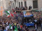 para-pemain-tim-nasional-sepak-bola-italia-berparade.jpg