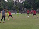 para-pemain-timnas-indonesia-saat-menjalani-latihan-di-lapangan-a-gbk.jpg
