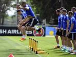 para-pemain-timnas-irlandia-utara-saat-menjalani-latihan_20160612_174216.jpg