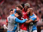 para-pemain-urawa-reds-merayakan-gol-pertama.jpg