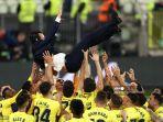 para-pemain-villarreal-melempar-pelatih-villarreal-spanyol-unai-emery-ke-udara.jpg