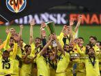 para-pemain-villarreal-mengangkat-trofi-liga-eropa.jpg