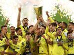 para-pemain-villarreal-mengangkat-trofi-setelah-memenangkan-pertandingan.jpg