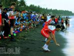para-pembalap-sepeda-peserta-ajang-tour-de-banyuwangi-ijen-2017_20170926_195057.jpg