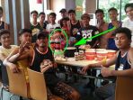para-pemuda-makan-di-restoran-cepat-saji-jollibee_20180514_145039.jpg
