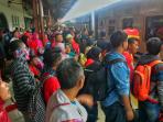 para-pemudik-di-stasiun-pasar-senen_20150711_130312.jpg