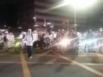 para-pendemo-kembali-memadati-jalan-mh-thamrin-jakarta-pusat_20161104_221404.jpg