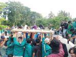 para-pendemo-yang-melakukan-aksi-penolakan-etnis-rohingya1.jpg