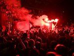 para-pendukung-liverpool-padati-stadion-anfield-untuk-rayakan-gelar-juara-liga-inggris.jpg