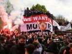 para-pendukung-memprotes-pemilik-manchester-united-di-luar-stadion-old-trafford.jpg