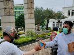 para-pengendara-motor-menerima-takjil-gratis-secara-drive-thru.jpg