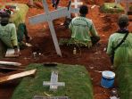 para-penggali-kubur-di-pemakaman-covid-19-tpu-pondok-ranggon_20200923_194121.jpg