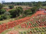 para-penggali-makam-covid-19-di-tpu-pondok-ranggon_20200923_001653.jpg