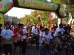 para-penggemar-sepeda-tumpah-ruah-di-sisi-pantai-senggigi-mengikuti-gowes-nusantara.jpg