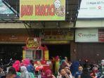 para-pengunjung-sedang-menyantap-bakso-kurcaci.jpg
