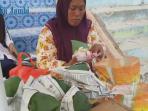 para-penjual-bunga-ziarah-kubur-bersaing-mengais-rezeki-jelang-ramadan_20150618_185612.jpg