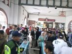 para-penumpang-krl-di-stasiun-jatinegara-mengantre-untuk-melaku_20180722_234712.jpg