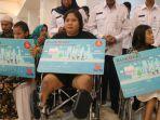 para-penyandang-disabilitas-menunjukkan-kartu-penyandang-disabilitas-jakarta-yang-mereka-miliki.jpg
