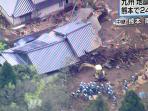 para-penyelamat-mencari-korban-akibat-gempa-kumamoto_20160416_110855.jpg