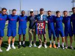 para-personel-coldplay-mendatangi-para-pemain-barcelona-saat-sedang-berlatih.jpg