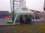 para-peserta-atlet-panjat-tebing-berteduh-di-tenda-sambil-menunggu-hujan-berhenti_20160824_185856.jpg