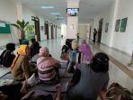 para-petani-saat-menyaksikan-jalannya-sidang-terdakwa-ketua-f-kamis.jpg