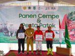 para-petani-yang-ikut-serta-dalam-program-development-of-integrated-farming-system.jpg