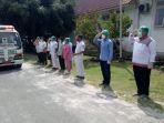 para-petugas-medis-memberikan-penghormatan-terakhir-pada-pelepasan.jpg