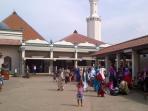 para-peziarah-di-masjid-luar-batang-penjaringan_20160329_123241.jpg