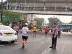 para-polisi-sedang-berjaga-di-lintasan-pelari-marathon-di-jalan-ju.jpg