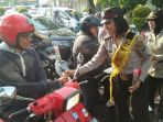 para-polwan-polwan-cantik-tampak-sibuk-di-jalan-sudirman_20170830_160651.jpg