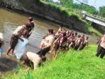 para-relawan-membersihkan-kali-garang-di-ungaran_20170521_195936.jpg