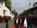para-sentana-dalem-dan-abdi-dalem-keraton-kasunanan-surakarta-be.jpg
