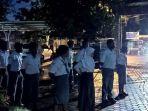 para-siswa-mengikuti-apel-pagi-hari-pertama-menerapkan-masuk-sekolah-jam-530-pagi-di-smkn-4-kupang.jpg