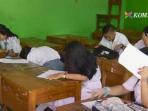 para-siswa-tetap-ujian-meski-sekolah-terbakar_20160920_151609.jpg