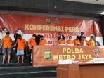para-tersangka-penyelenggara-pesta-seks-gay-di-apartemen-kawasan-kuningan-jakarta-selatan.jpg